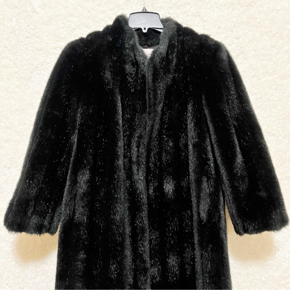 Vintage Women's Faux Fur Black Coat
Size 8 - Picture 3 of 11